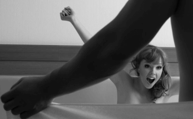 La donna è sorpresa dal membro delle dimensioni del membro con l'aiuto di soda