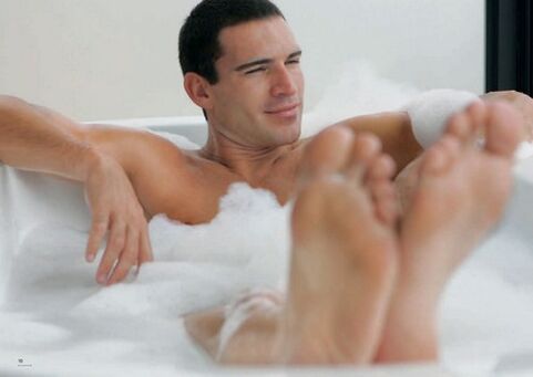 un uomo fa un bagno con bicarbonato di sodio per ingrandire il suo pene