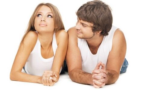 una donna e un uomo stanno pensando all'ingrandimento del pene con la soda