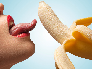 La ragazza lecca la banana