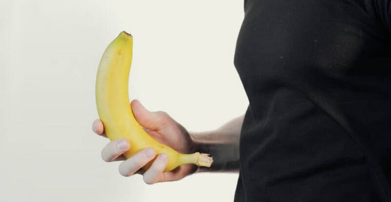massaggio per l'ingrandimento del pene usando l'esempio di una banana